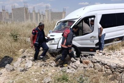 Mardin’de kontrolden çıkan minibüs şarampole uçtu: 2 yaralı