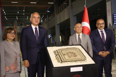 ABD'den iadesi sağlanan "Çingene kızı" mozaiğine ait 13'üncü panel Gaziantep'te tanıtıldı