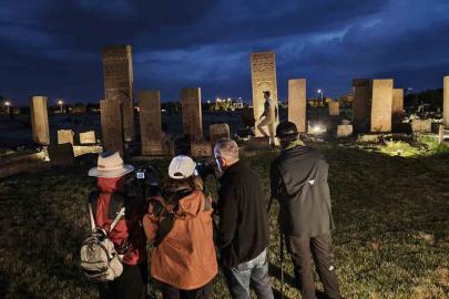 Ahlat Selçuklu Meydan Mezarlığı’nda Gece Müzeciliği’ne yoğun ilgi