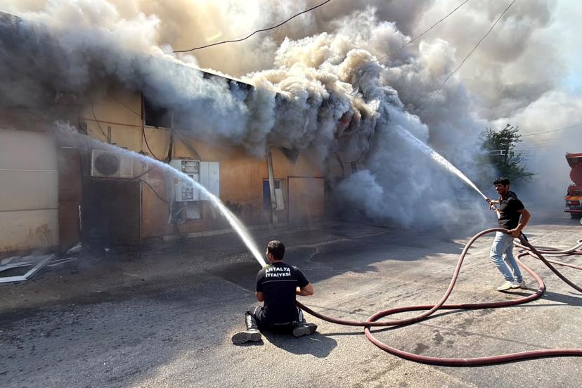 Antalya'da yan yana 4 depoda yangın (2)