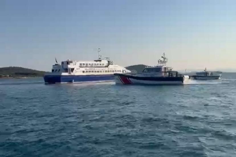 Balıkesir'de karaya oturan yolcu feribotundaki 17 kişi kurtarıldı