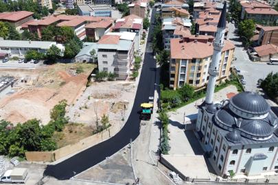 Battalgazi Belediyesi iki mahallede sıcak asfalt serimi yaptı