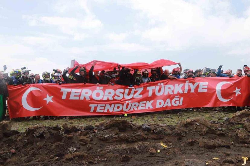Enduro şampiyonasının finali Tendürek’te "Terörsüz Türkiye" pankartıyla başladı