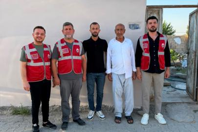 Gönüllüler ihtiyaç sahibi ailenin evini baştan sona boyadı
