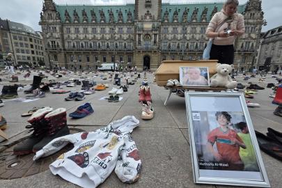 Hamburg'da Gazze için sessiz çığlık: Rathausmarkt'ta anma sergisi düzenlendi