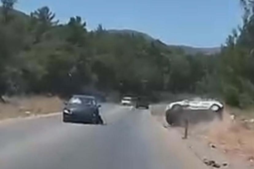 İki otomobilin çarpışması kamerada; 2 yaralı