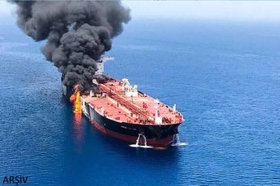 İran: Hürmüz Boğazı'nda iki petrol tankeri patladı