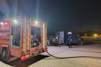 Mangal kömürü yüklü minibüsten duman yükselmesi paniğe  yol açtı