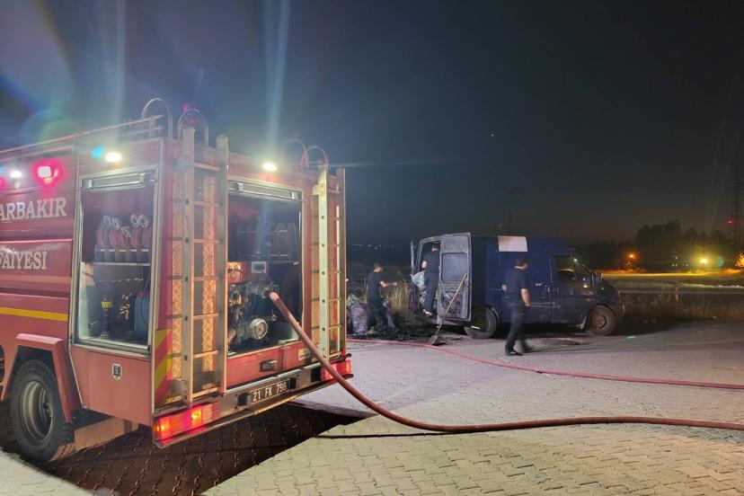 Mangal kömürü yüklü minibüsten duman yükselmesi paniğe  yol açtı