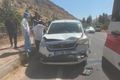 Mardin'de iki otomobil çarpıştı: 2'si çocuk 3 kişi yaralandı
