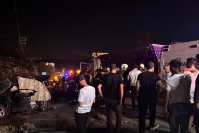 Mardin'de otomobil ile kamyonun çarpıştığı kazada 3 kişi öldü, 5 kişi yaralandı