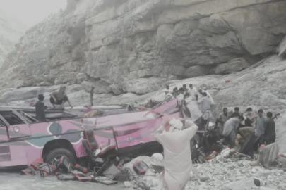 Pakistan'da yolcu otobüsü uçuruma yuvarlandı: 40 ölü, 8 yaralı