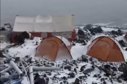 Ağrı Dağı’nda ağustos sürprizi, dağcılar kar ve tipi altında zirveye ilerliyor