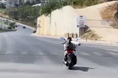 Alanya’da motosikletlinin tehlikeli hareketleri kamerada