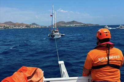 Bodrum'da makine arızası nedeniyle sürüklenen tekne kurtarıldı