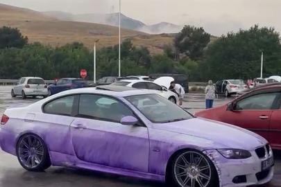 Boya yüklü TIR devrildi, yoldan geçen araçlar mora boyandı