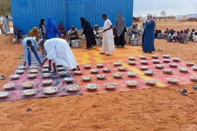 Çad'daki Sudanlı sığınmacıların umudu: Yemekleri çadırlarına götüren seyyar aşevi