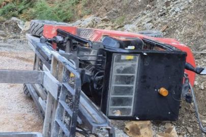 Devrilen forkliftin altında kalıp, yaralandı