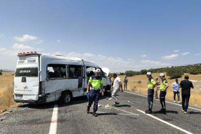 Diyarbakır Valiliği açıkladı: Kazada 5 kişi hayatını kaybetti, 3'ü ağır 11 kişi yaralı