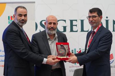 Filistin Alimler Birliği Başkanı Tekruri’ye İstanbul Arapça Kitap Fuarı’nda onur plaketi