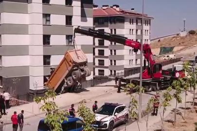 Malatya'da freni boşalan kamyon TOKİ konutlarına çarptı: Bir yaralı
