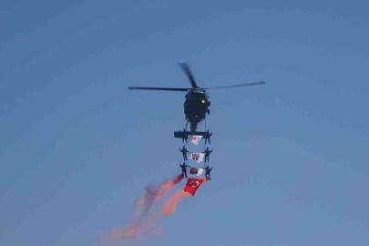 Malazgirt’te jandarma helikopterlerinin gösterisi nefes kesti