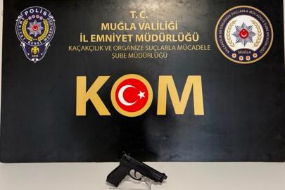 Muğla’da sosyal medyada suç örgütünü öven şüphelinin evinde kurusıkı tabanca ele geçirildi