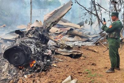 Myanmar’da kuş sürüsü nediniyle askeri uçak düştü: Pilot ölümden döndü