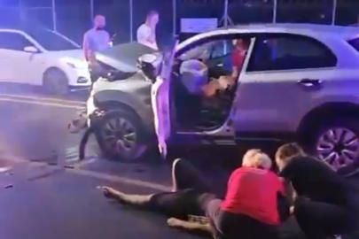 Otomobil ile minibüs çarpıştı: 8'i turist 10 yaralı