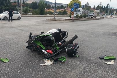 Otomobille çarpışan motosikletin sürücüsü ağır yaralandı
