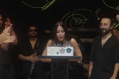 Simge’nin doğum günü sahnede kutlandı!