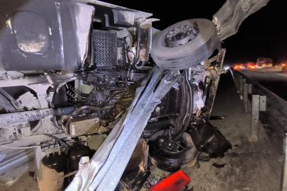 Tanker demir bariyeri biçti:  Sürücü yaralandı