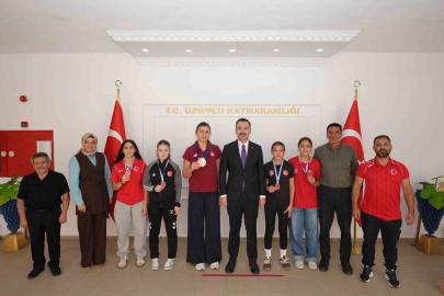 Üzümlü’de başarılı güreşçilerden Kaymakam Hökelekli’ye ziyaret