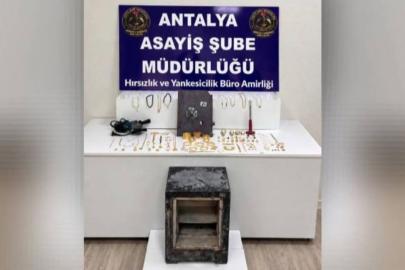 Antalya'da 2 milyon 430 bin liralık ziynet eşyası çalan 4 şüpheli yakalandı