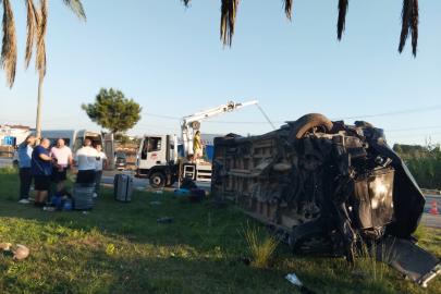 Antalya'da üç aracın karıştığı zincirleme kaza kamerada: 15 yaralı (2)- Yeniden