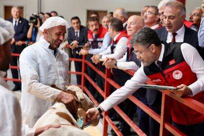 Bakan Yumaklı: Yetiştiricilerden aşı ve kimliklendirme ücreti alınmayacak