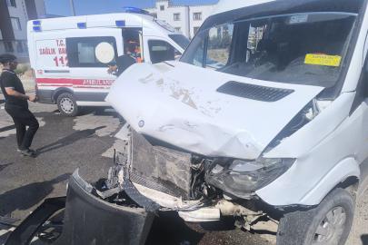 Batman'da minibüs ile hafif ticari araç çarpıştı: Bir yaralı