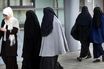 İtalya'da burka ve peçeye yasak: "Özgürlük" söylemi kimleri kapsıyor?