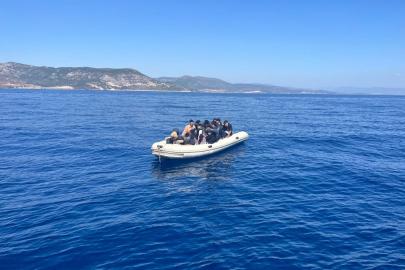 İzmir açıklarında 15 düzensiz göçmen yakalandı