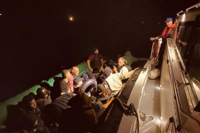 İzmir açıklarında 29 düzensiz göçmen yakalandı