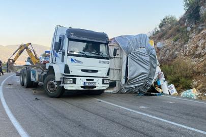 Kontrolden çıkan TIR devrildi