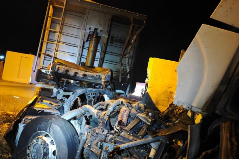 Mardin’de tır uygulama noktasındaki beton bloklara çarptı