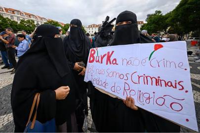 Portekiz'de kamusal alanda yüz maskesi takmak yasaklandı: Yasa, Müslüman kadınları hedef alıyor!
