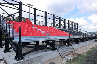 Sapanca Kurtköy Futbol Sahası’nda tribünler yükseliyor