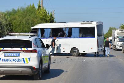 Servis midibüsü tur otobüsüne çarptı: 6 yaralı