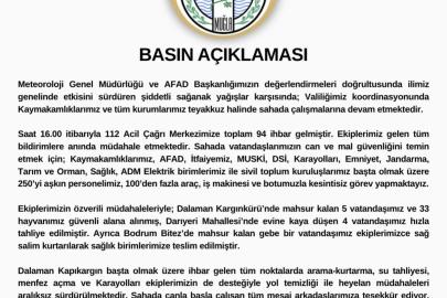 Bodrum'da sağanak; cadde ve sokaklar göle döndü, araçlar yolda kaldı (4)
