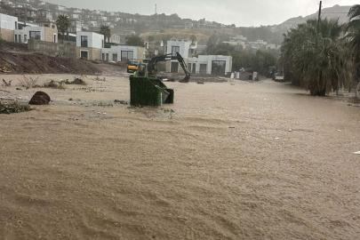Bodrum'da sağanak; yollar göle döndü, iş yerlerini su bastı