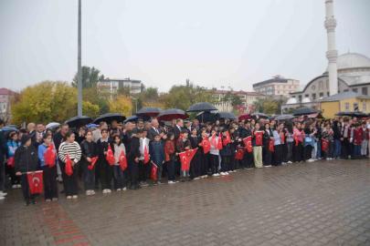Bulanık’ta 200 metrelik Türk bayrağıyla yürüyüş düzenlendi