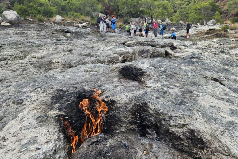 'İlk olimpiyat ateşi' efsanesinin adresi Yanartaş, turistlerin uğrak noktası