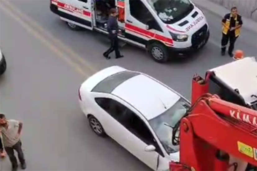 Malatya'da vinç yüklü kamyon köprüye çarptı: 2 yaralı